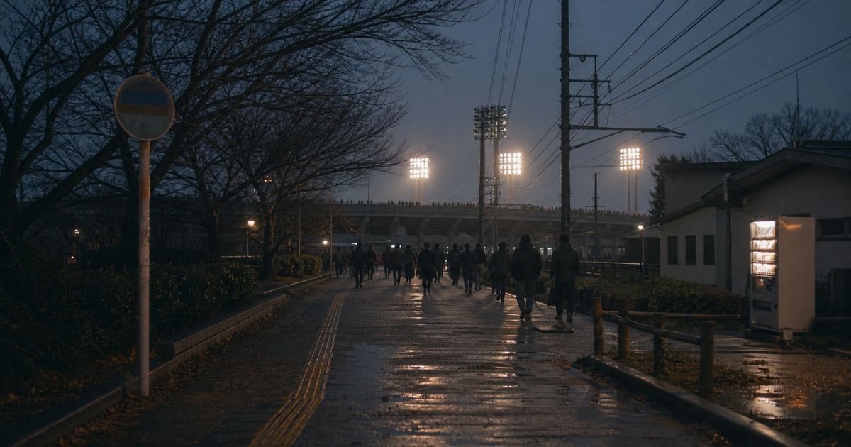 夕暮れのスタジアム外周。照明塔が灯り、観客が並木道を歩いている(イメージ)