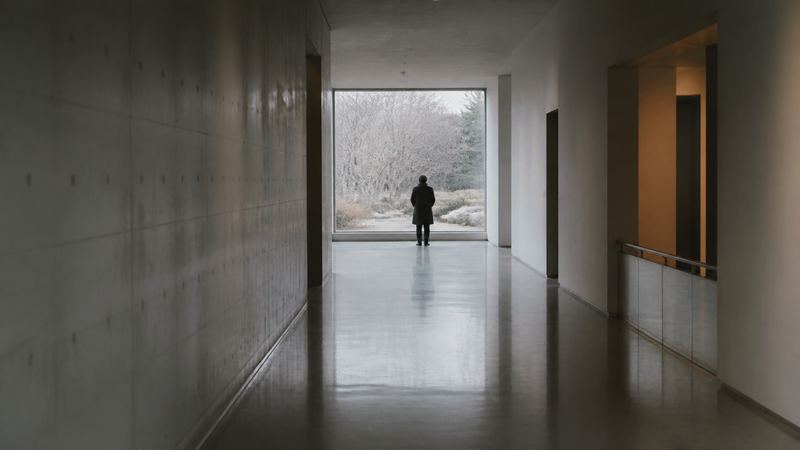 美術館の廊下。大きな窓から冬の庭が見える（イメージ）